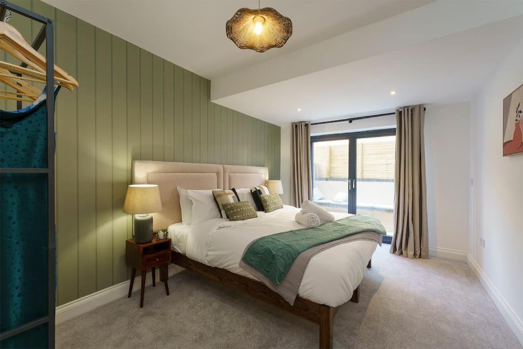 Lilyturf - 2 Bedroom Luxury Apartment By Mint Stays Бристол Екстериор снимка